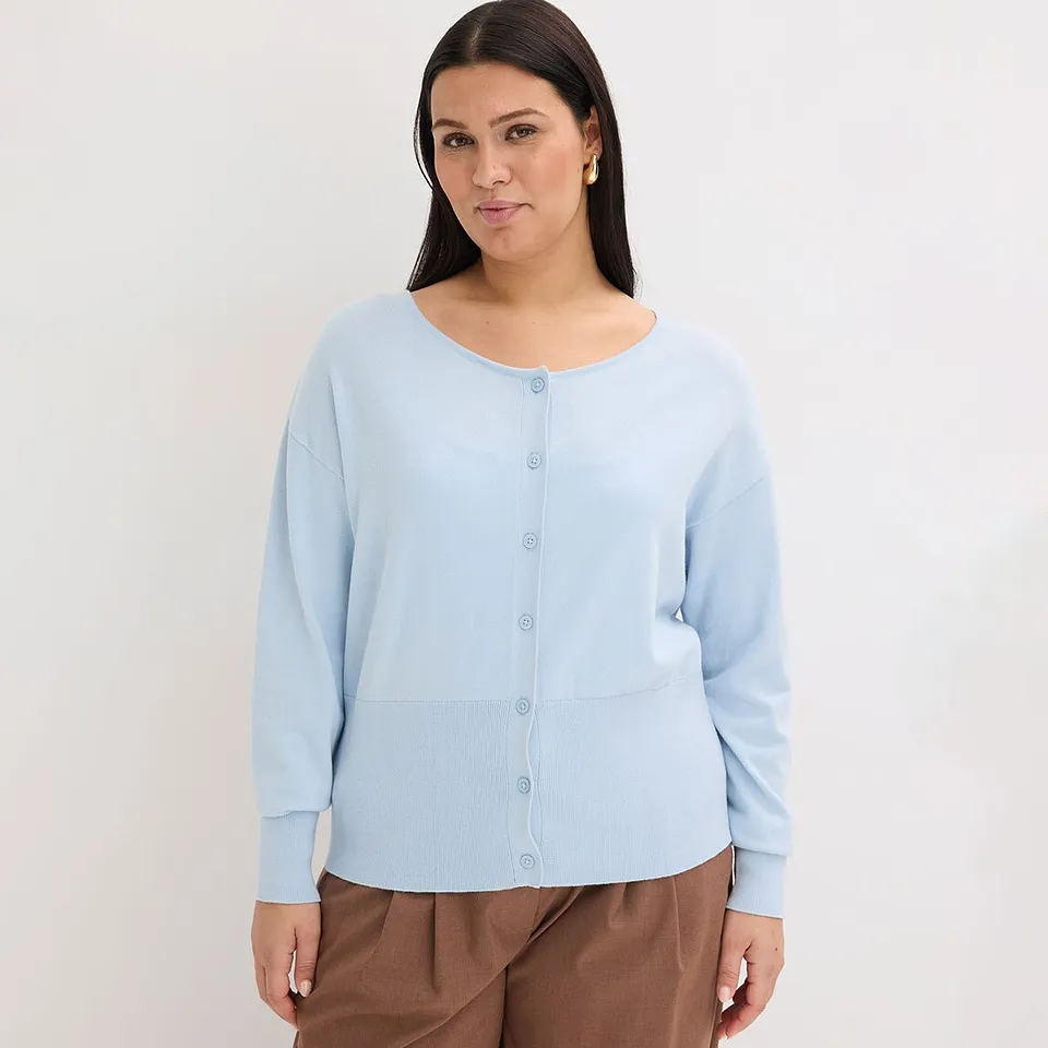 Avslappet, lysebl&aring; cardigan med knapper.