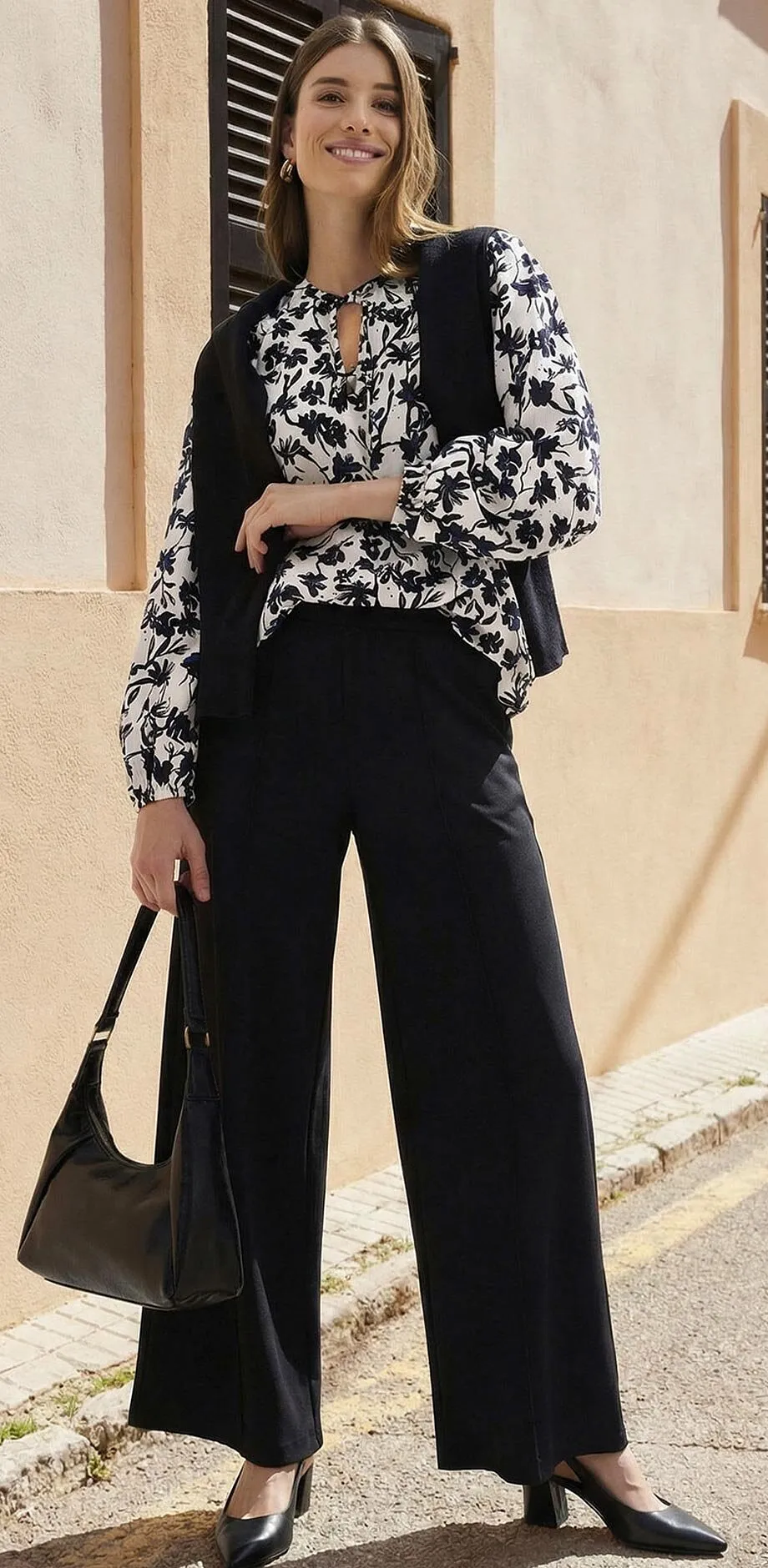 Sort bukse kombinert med m&oslash;nstret sort og hvit bluse.