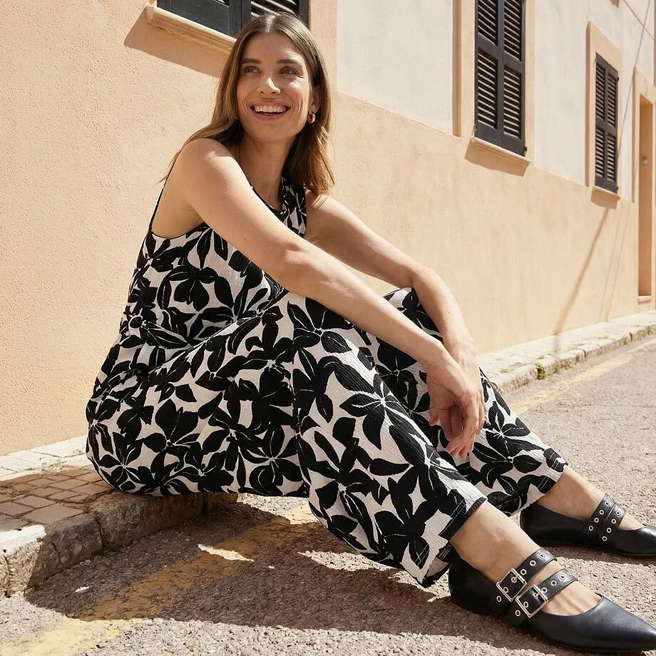 Ermel&oslash;s jumpsuit med sort og hvitt blomsterm&oslash;nster.