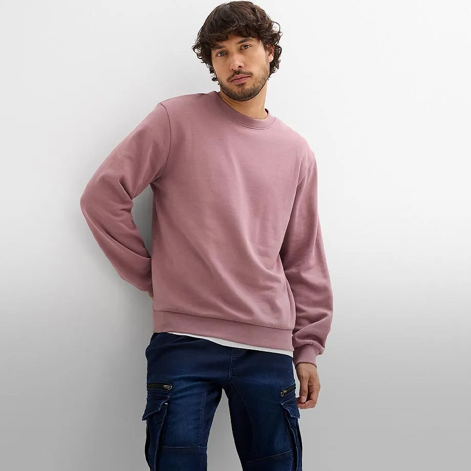 Gammelrosa sweatshirt og m&oslash;rke jeans.