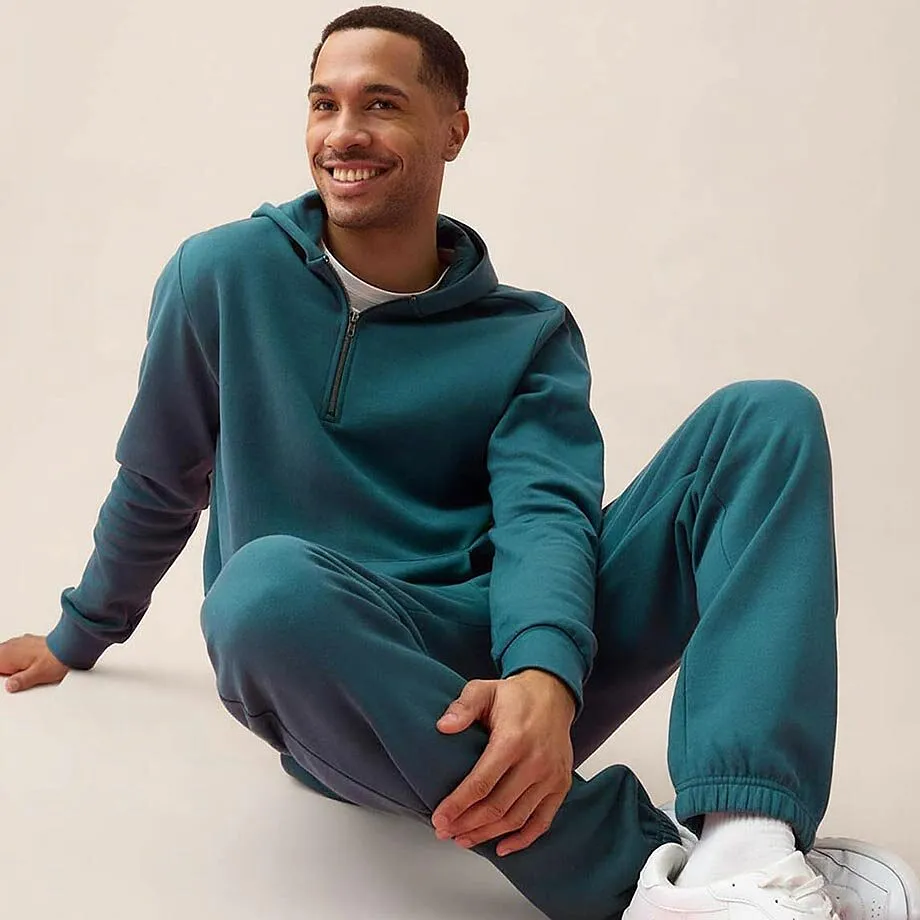 Behagelig, turkis joggedress og hvite sneakers.