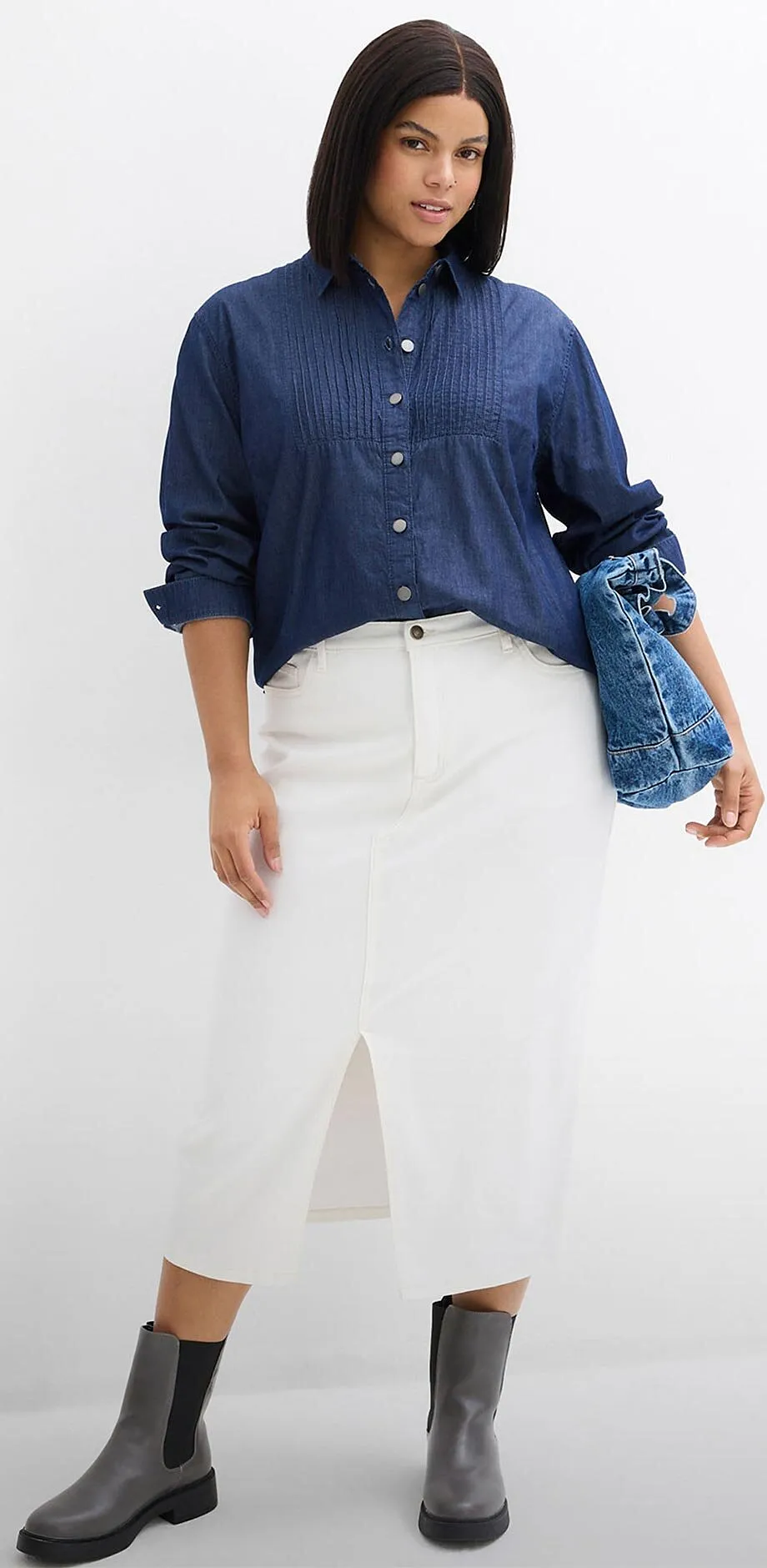 Bl&aring; skjorte kombinert med hvitt skj&oslash;rt.