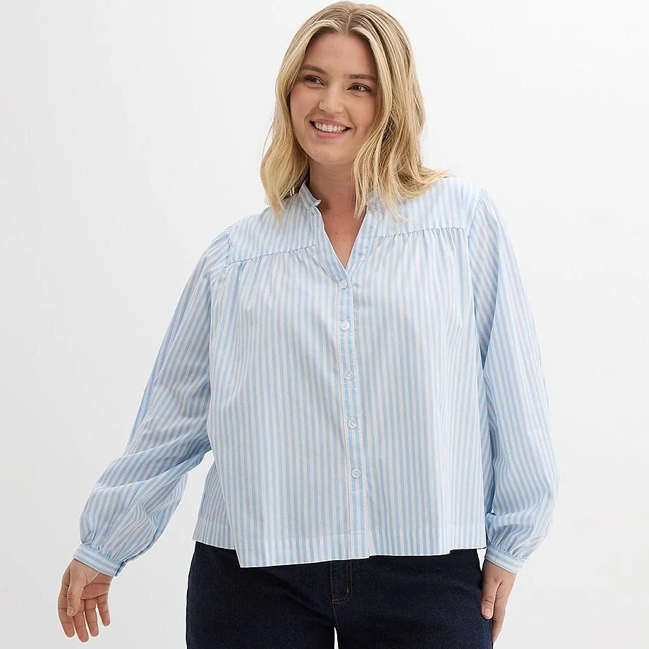 Luftig, lysebl&aring; bluse med hvite striper og vide ermer.