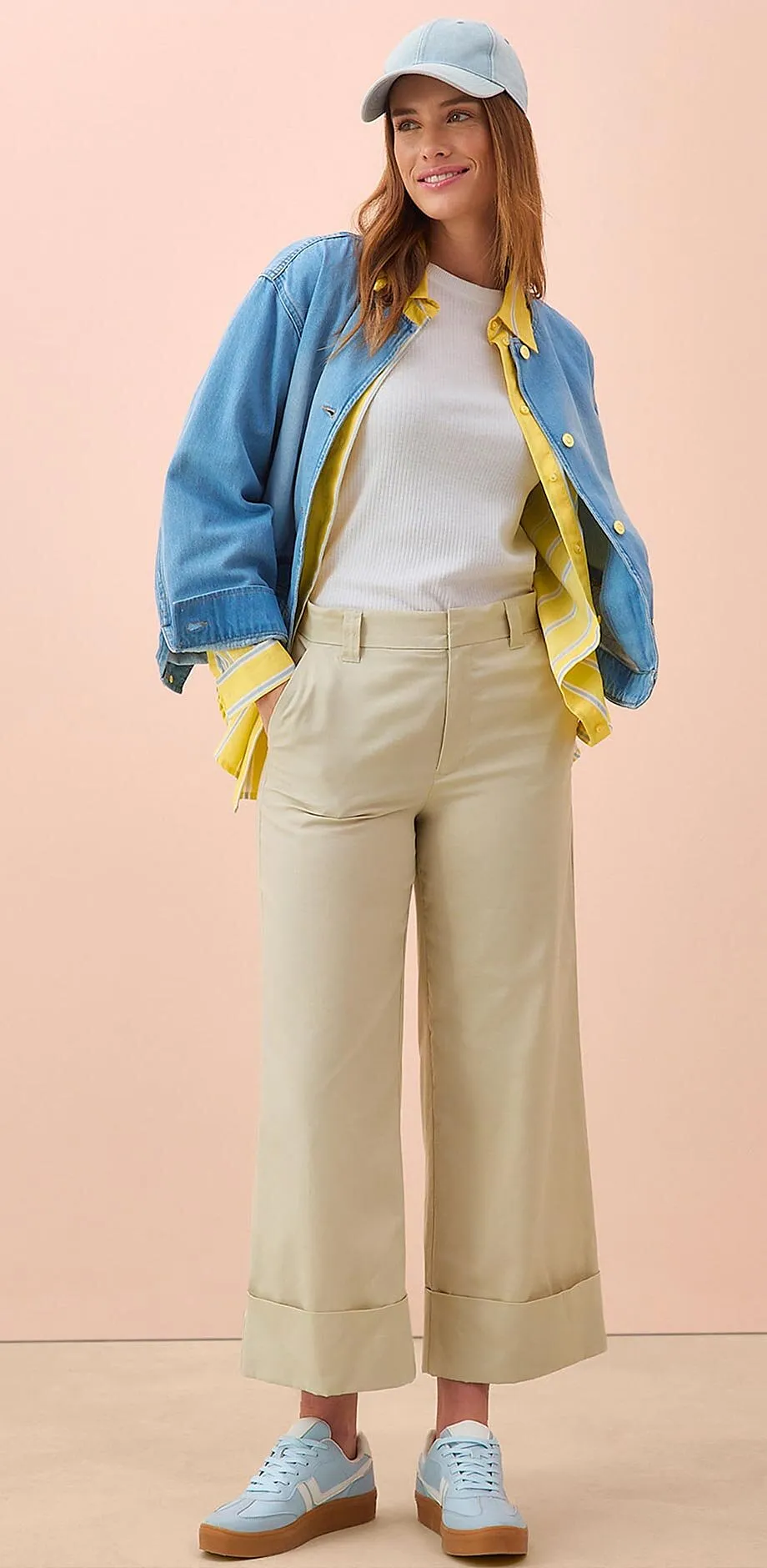 V&aring;rantrekk med denimjakke, hvit topp, beige culotte og lysebl&aring; sneakers.