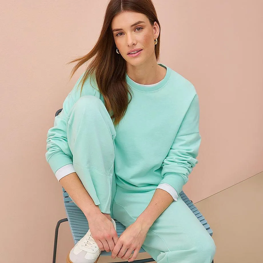 Mintgr&oslash;nn sweatshirt og matchende bukse.