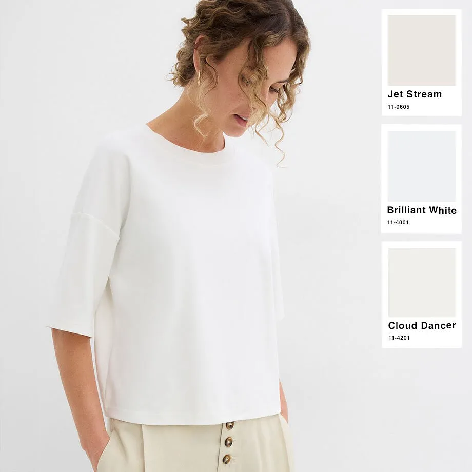 Stilren, hvit topp med korte ermer.