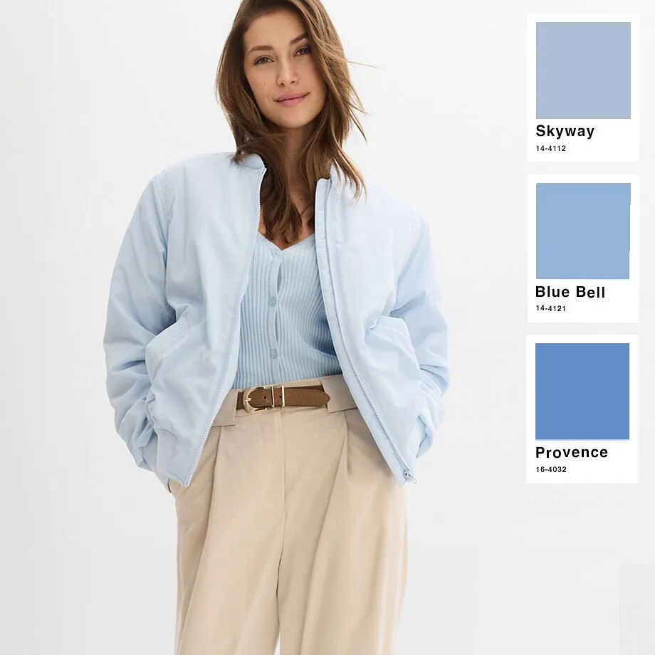 Lysebl&aring; cardigan over hvit topp, beige bukse med brunt belte. Avslappet v&aring;rstil.