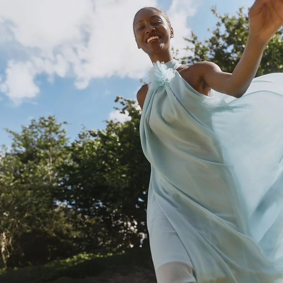 Dame - Maxikjole med blomsterapplikasjon - pudderbl&aring;