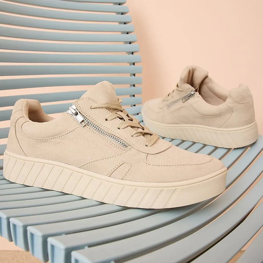 Beige sneakers med glidel&aring;s og strukturert s&aring;le.