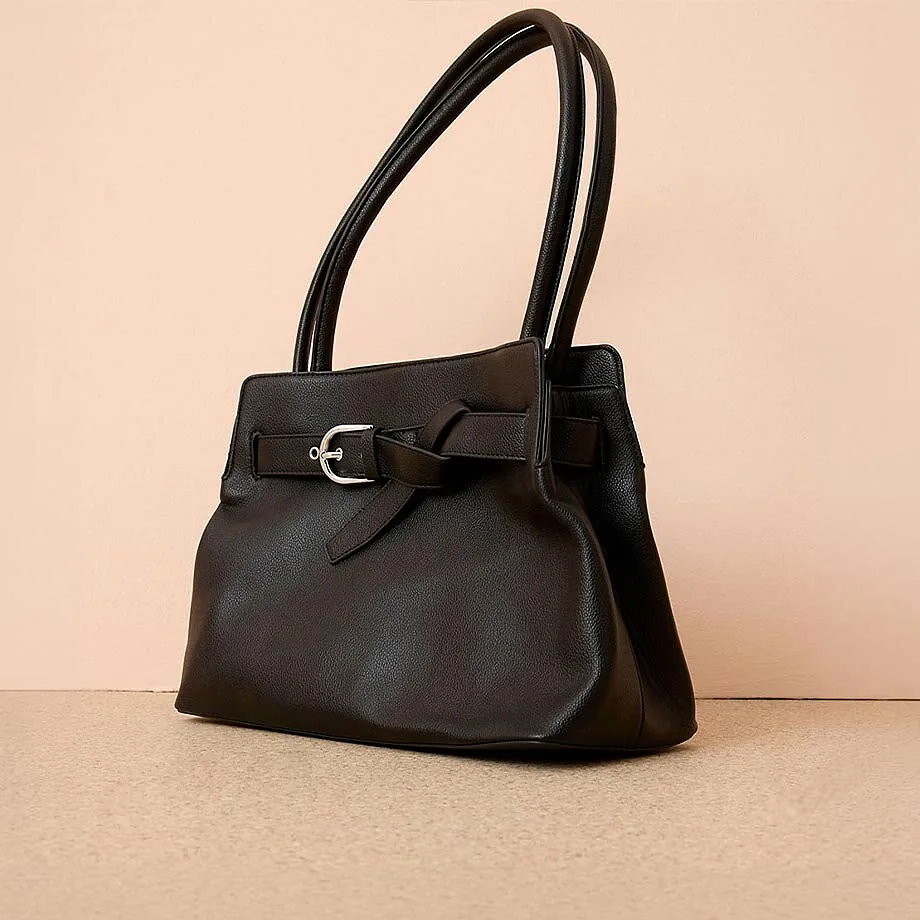 Sort h&aring;ndveske med spenne og lange hanker.