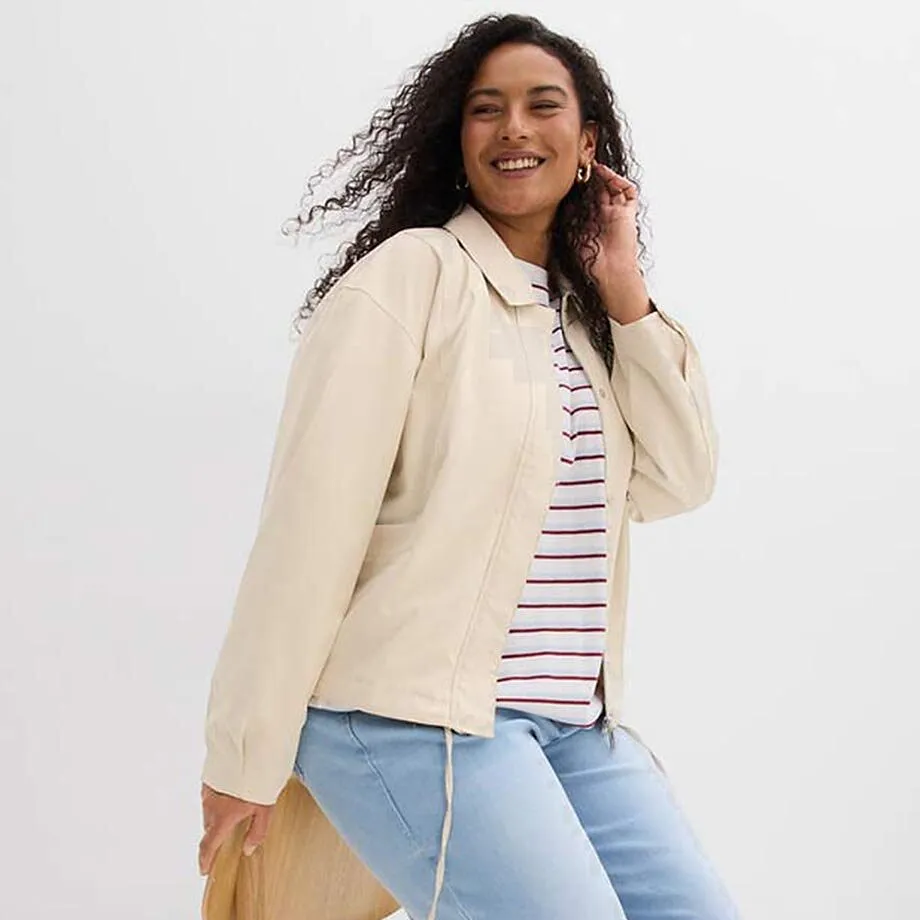 Kremfarget jakke over stripete topp