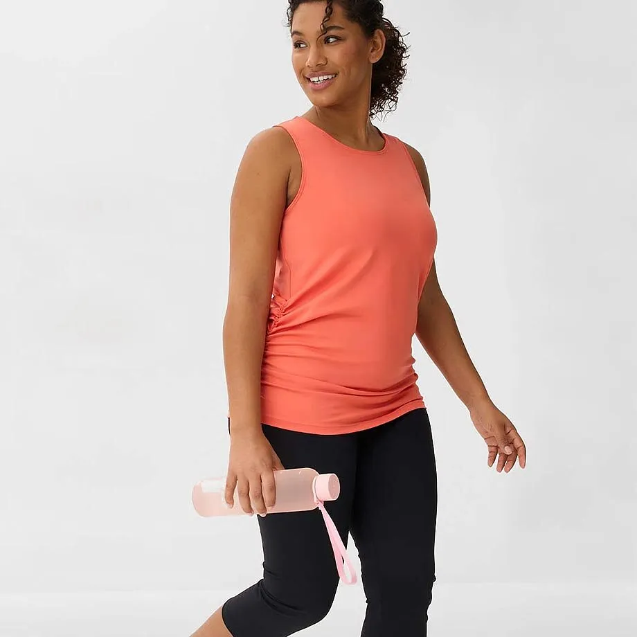 Treningsantrekk med korallfarget topp og sort capribukse.