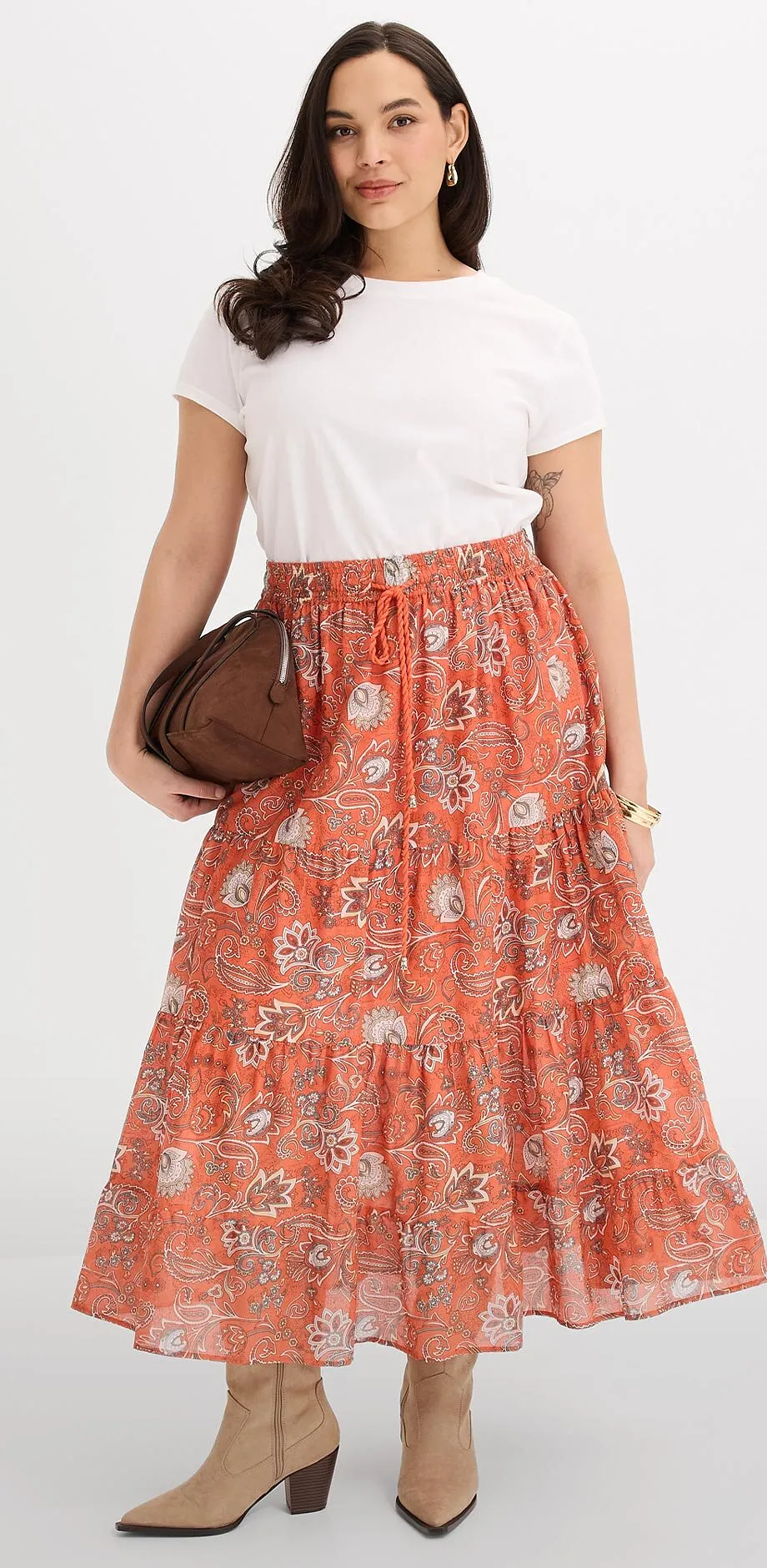 Hvit T-skjorte kombinert med oransje, m&oslash;nstret maxiskj&oslash;rt.