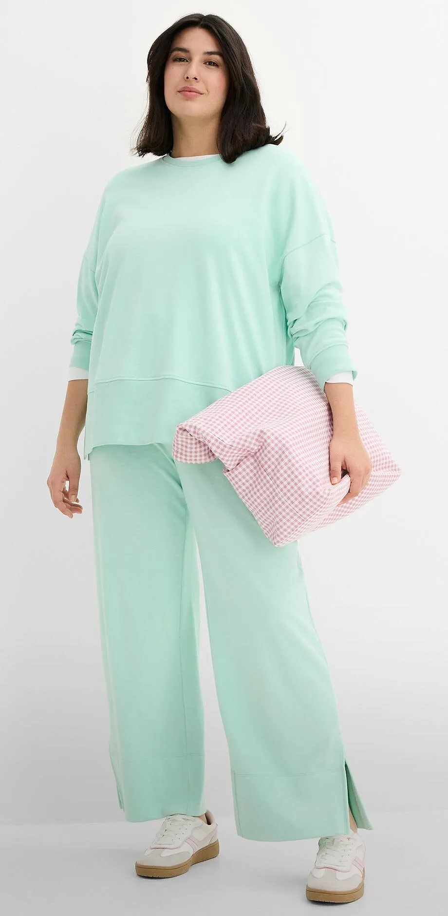 Behagelig, mintgr&oslash;nn joggedress med vid genser og bukse.