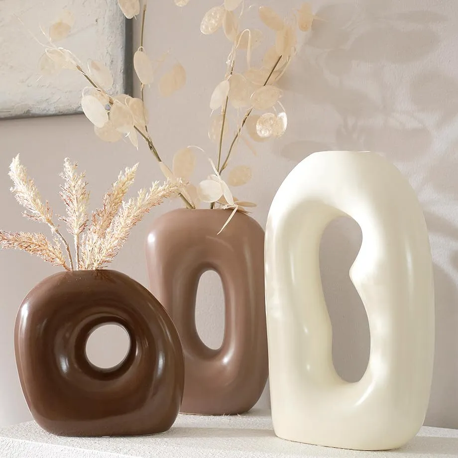 Moderne vaser i hvitt og jordfarger.
