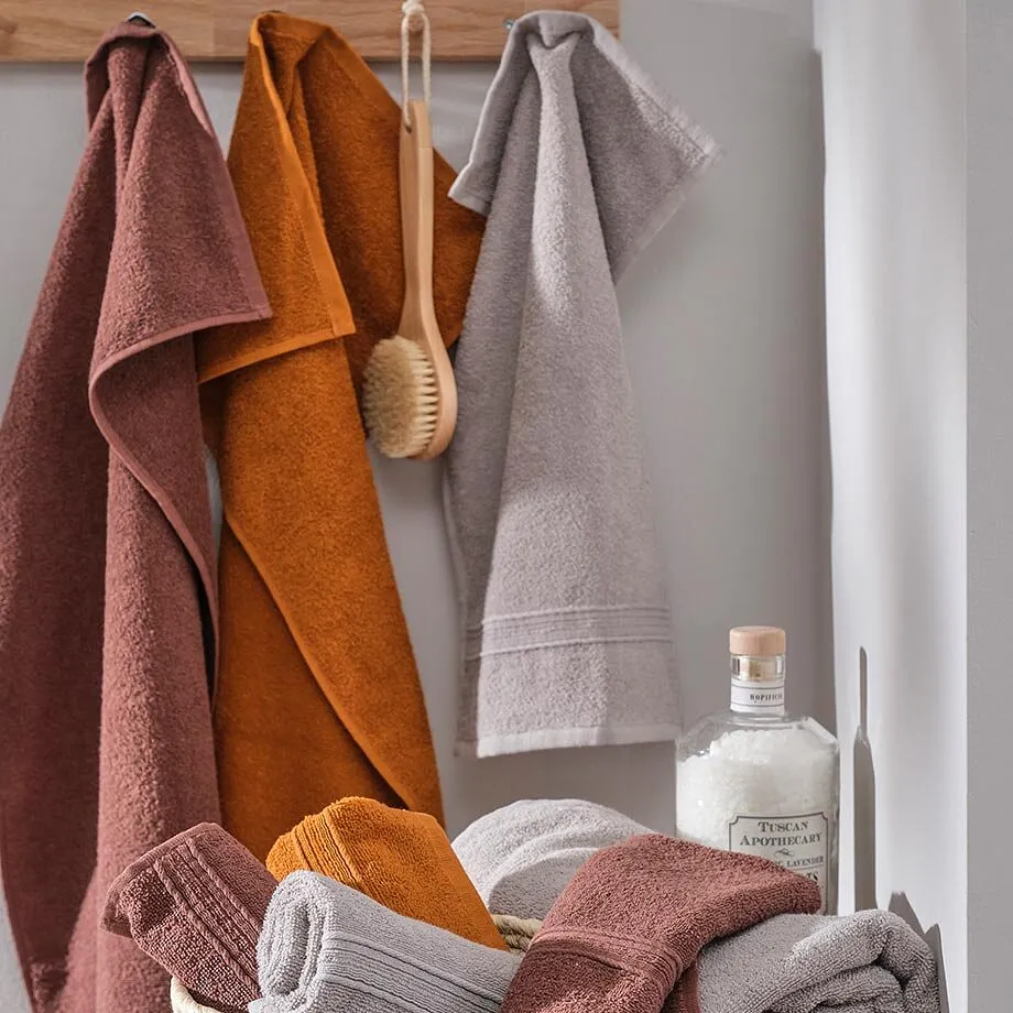 H&aring;ndkl&aelig;r og vaskekluter i varme jordfarger.