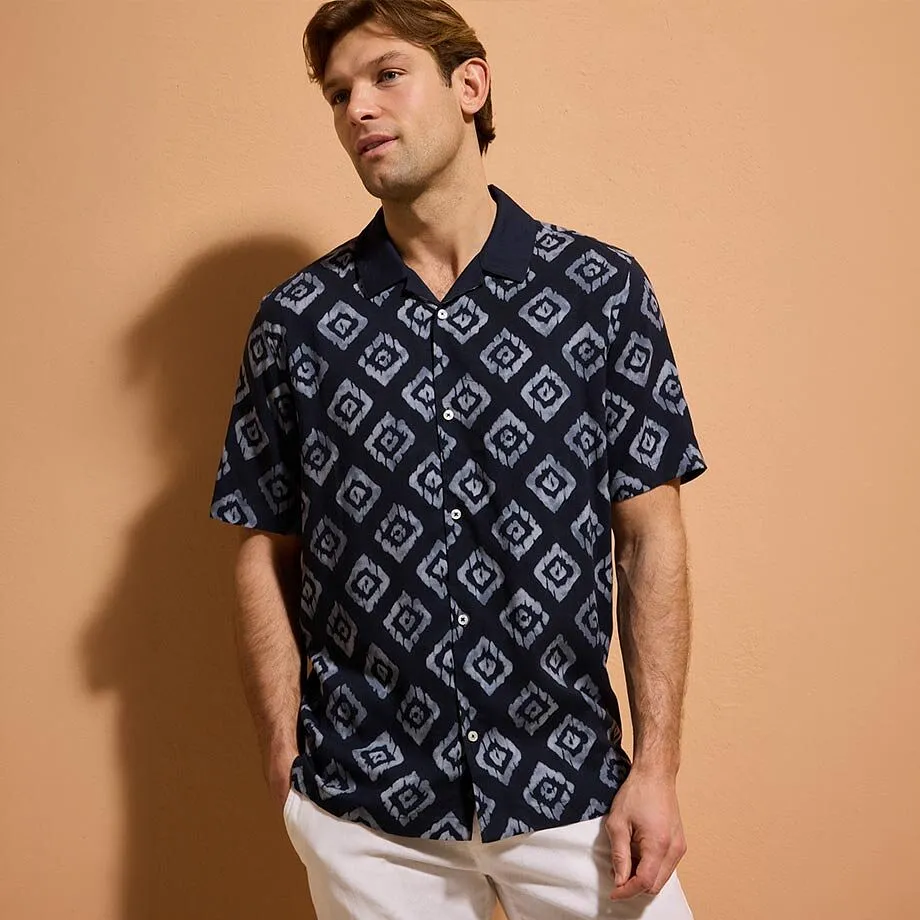 M&oslash;rkebl&aring; skjorte med geometrisk m&oslash;nster og korte ermer.