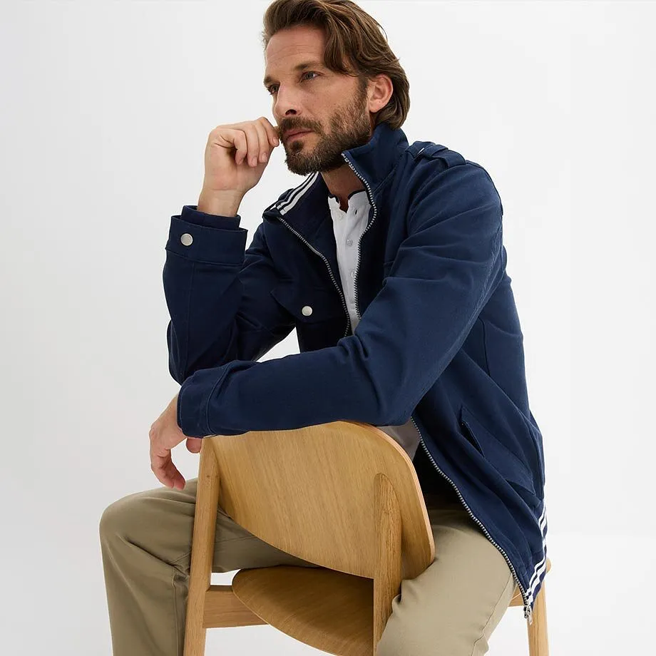 Antrekk med marinebl&aring; jakke og hvit skjorte.