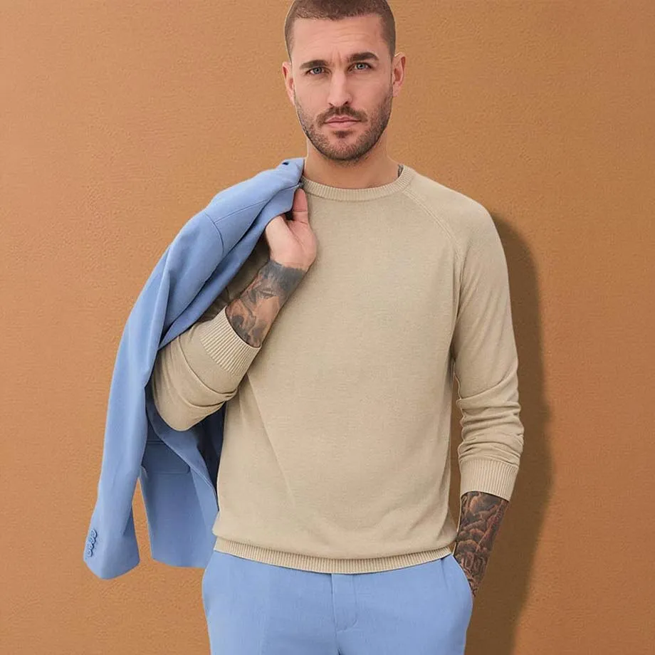 Lys genser, bl&aring; dressjakke og matchende bukse.