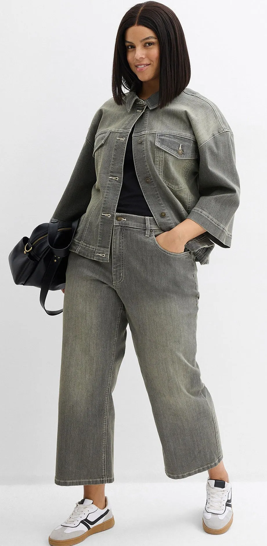 Gr&aring; denimjakke og matchende Wide leg-jeans.