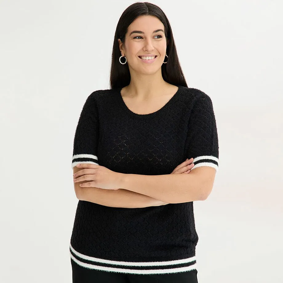 Sort og hvit genser med hullm&oslash;nster og fj&aelig;rgarn.