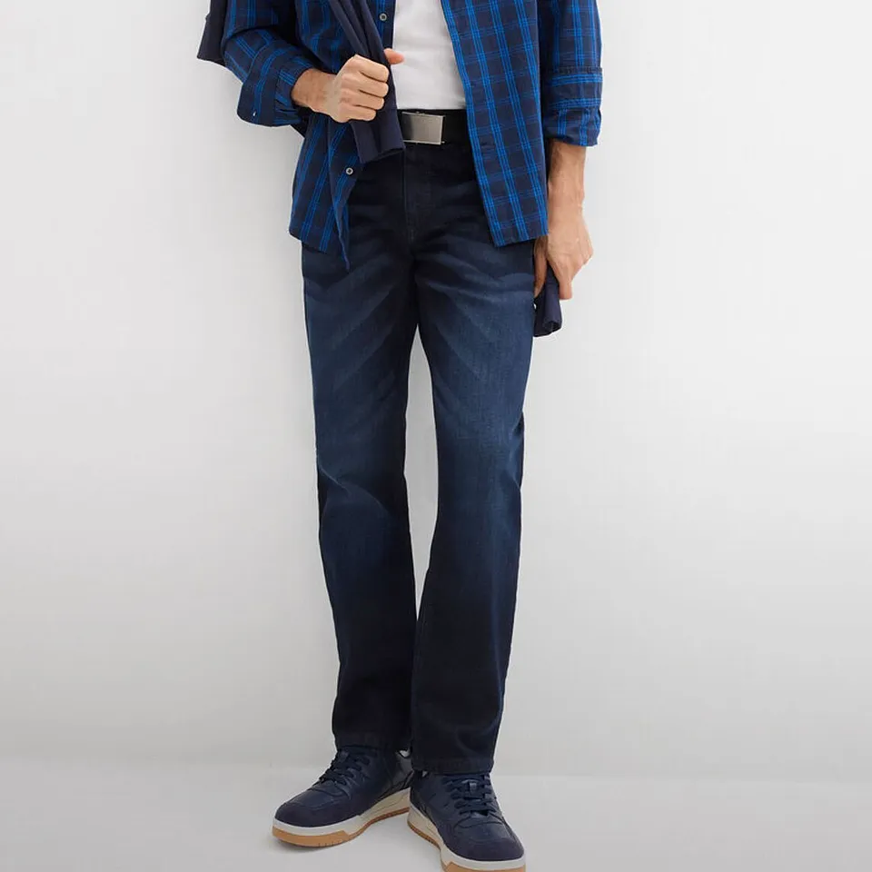 Rutete skjorte, m&oslash;rke jeans og matchende, marinebl&aring; sko.