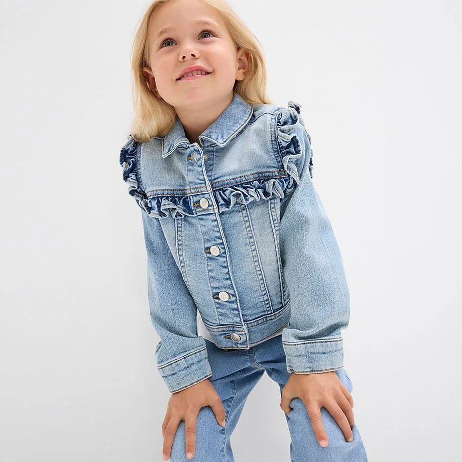 Lysebl&aring; denimjakke med rysjer foran og ved skuldrene.