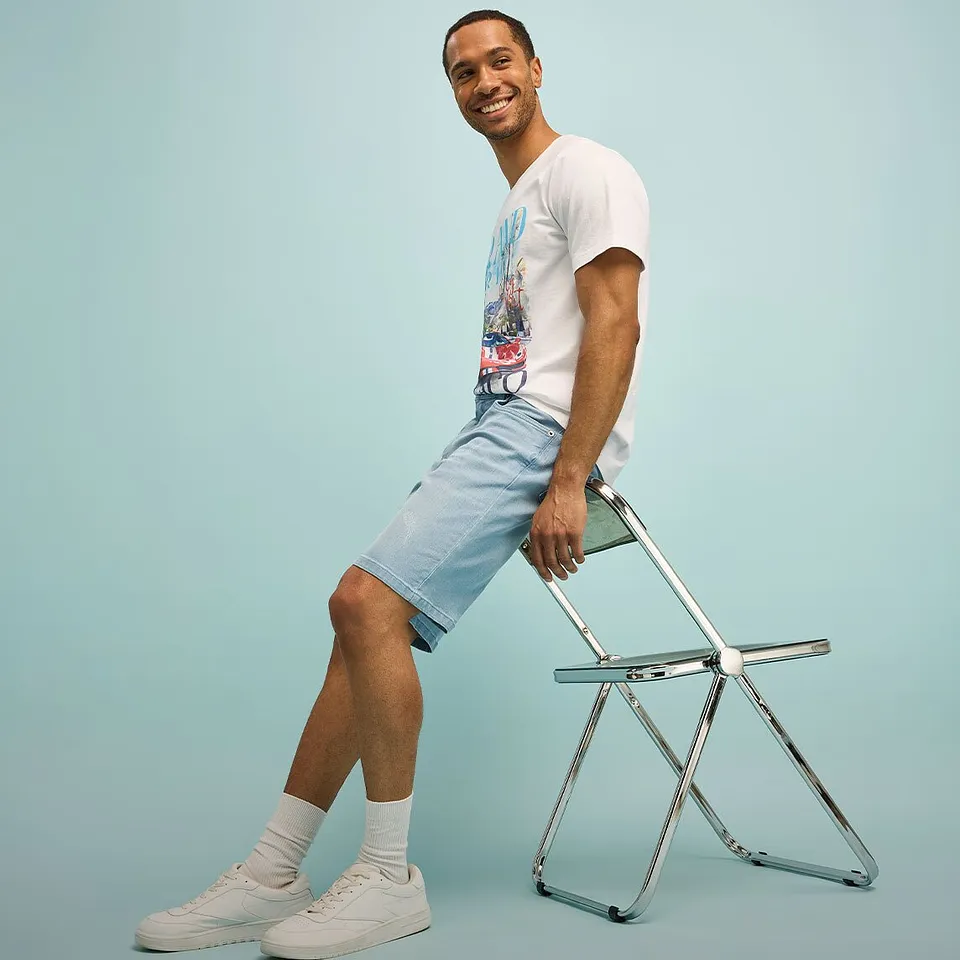 Cool stil med hvit T-skjorte, lysebl&aring; shorts og hvite sneakers.