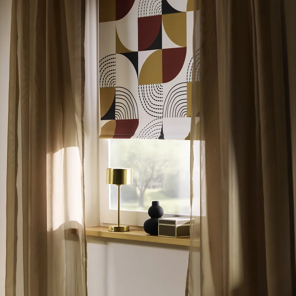 Elegante beige gardiner og moderne rullegardin med geometrisk m&oslash;nster.