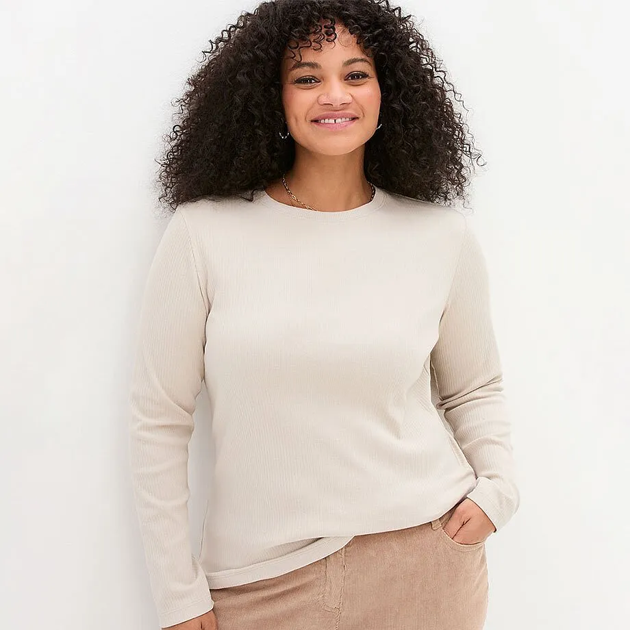 Lys, langermet topp med rund hals.