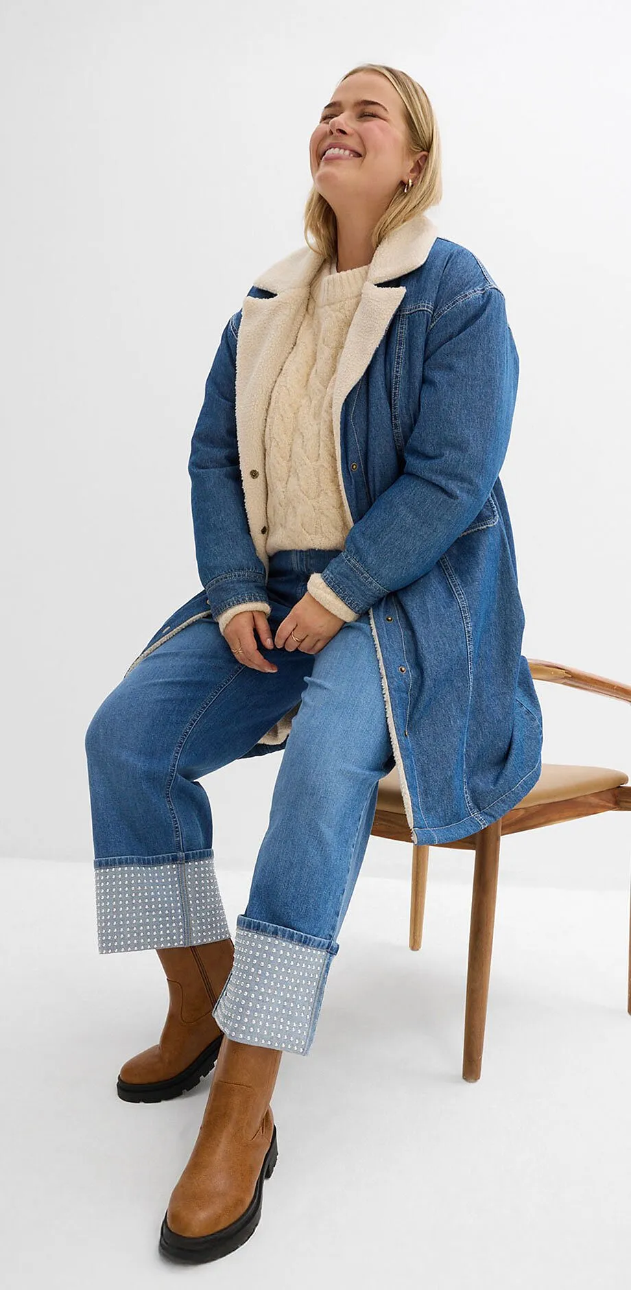 Denimlook med k&aring;pe, beige genser og jeans.