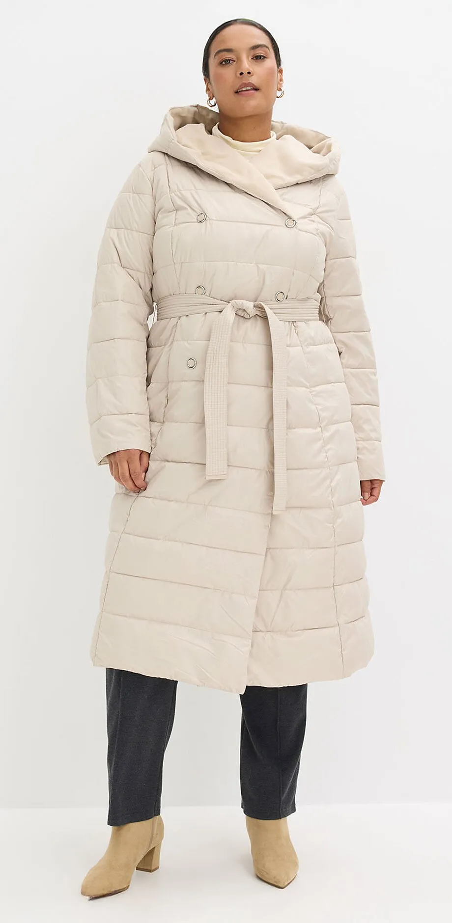 Kremfarget, vattert k&aring;pe med hette og belte.