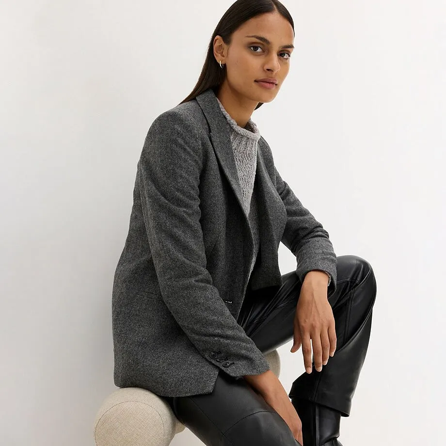 Elegant, gr&aring; blazer kombinert med m&oslash;rk bukse.