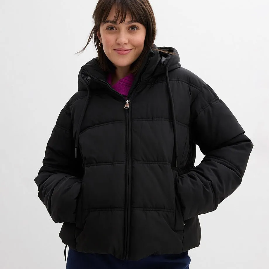 Sort vinterjakke med hette.