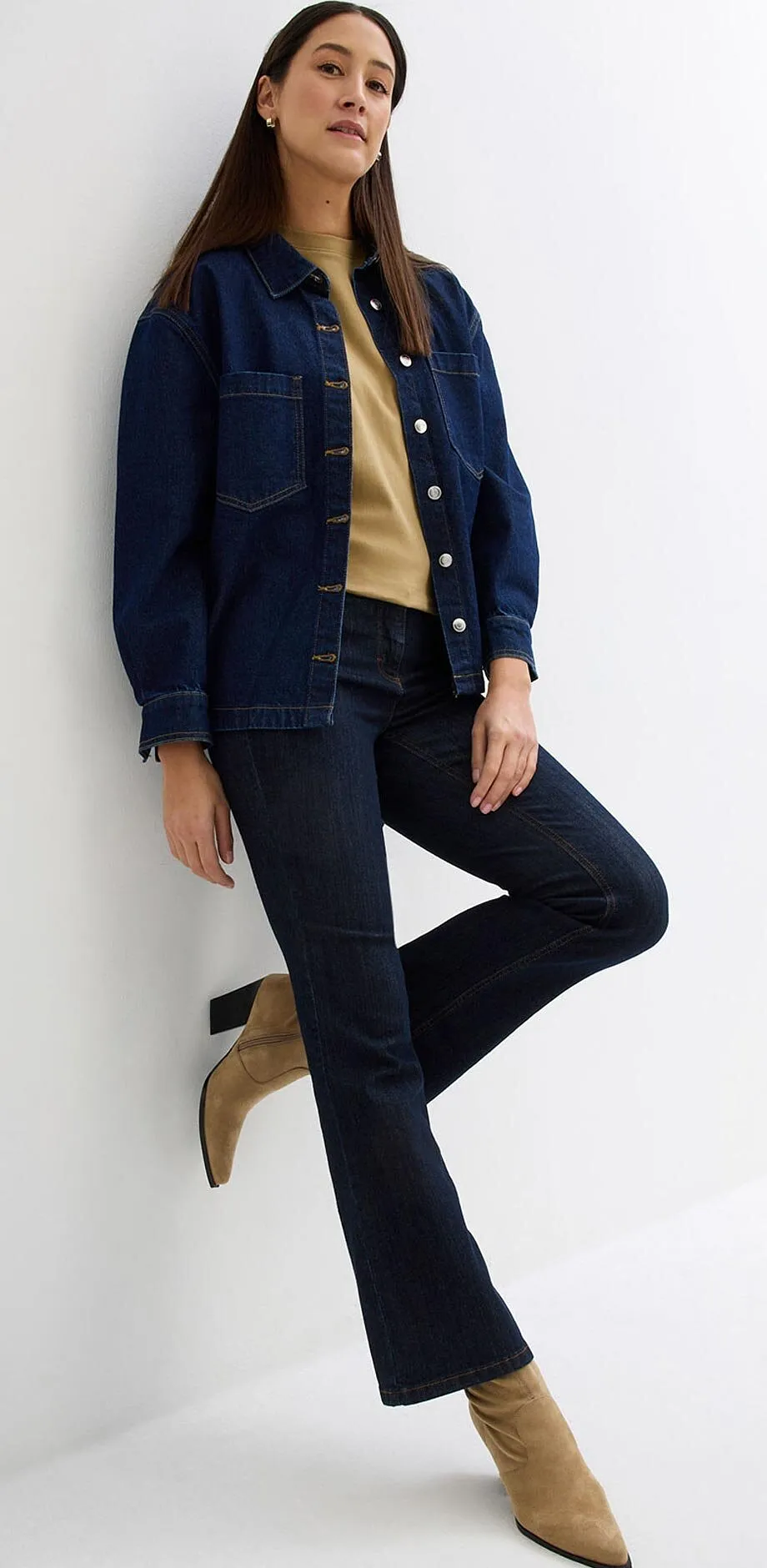 M&oslash;rkebl&aring; denimjakke og jeans, beige genser og spisse ankelst&oslash;vletter.