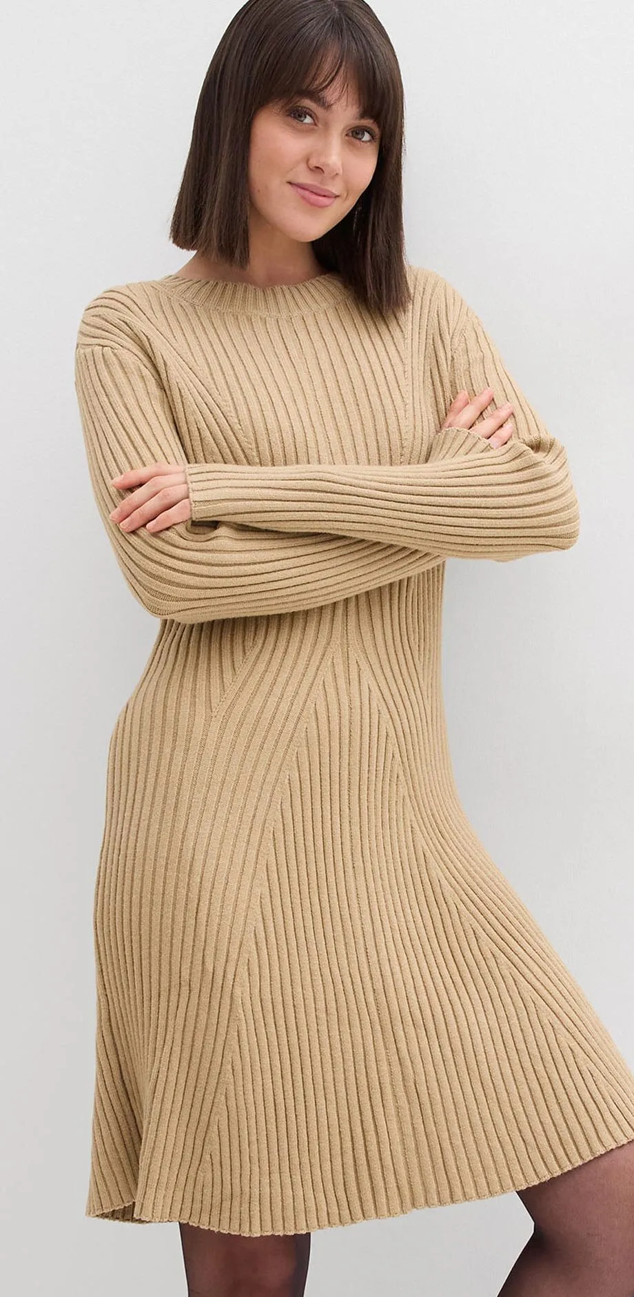 Beige, ribbestrikket kjole med lange ermer og lett utsvingt skj&oslash;rt.