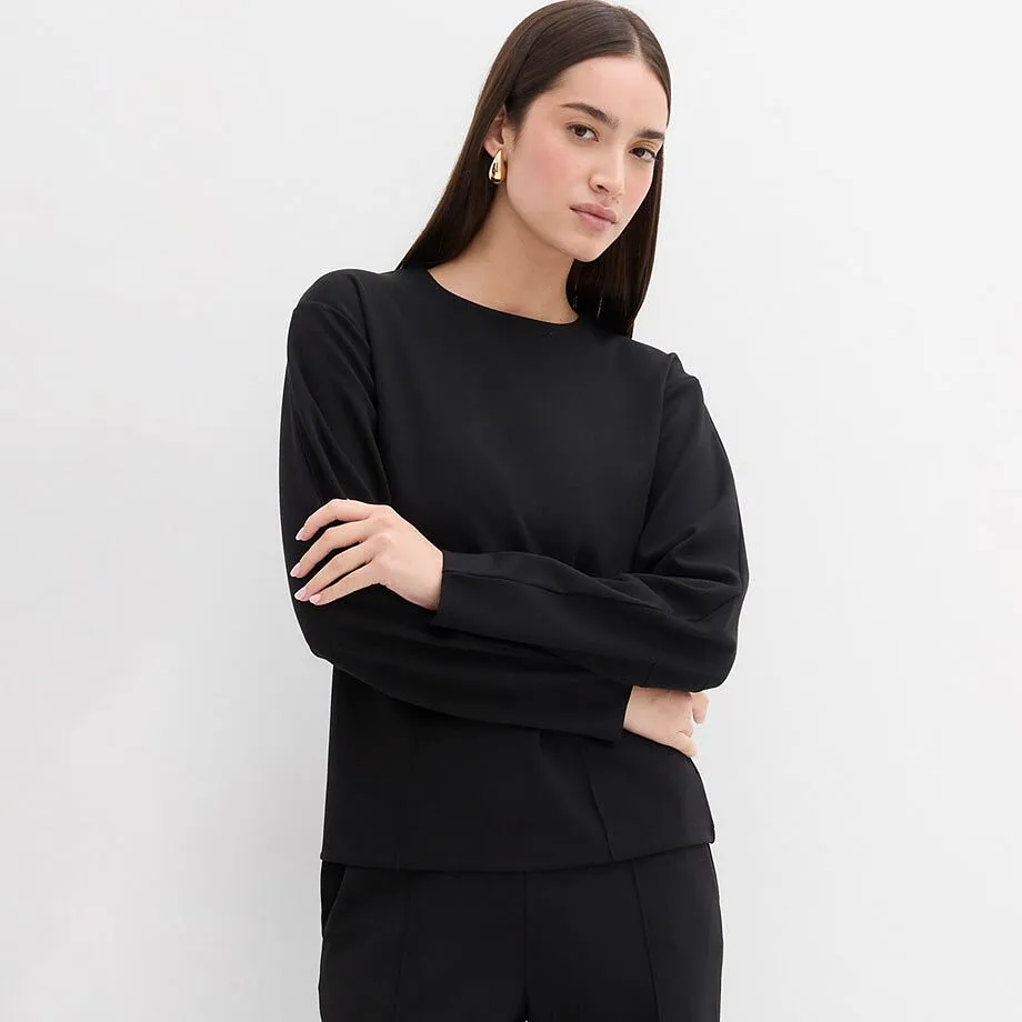 Sort, langermet topp med rund hals.