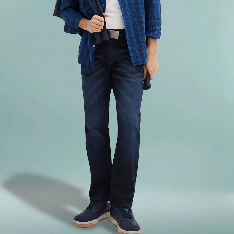 Rutete skjorte, m&oslash;rke jeans og matchende, marinebl&aring; sko.