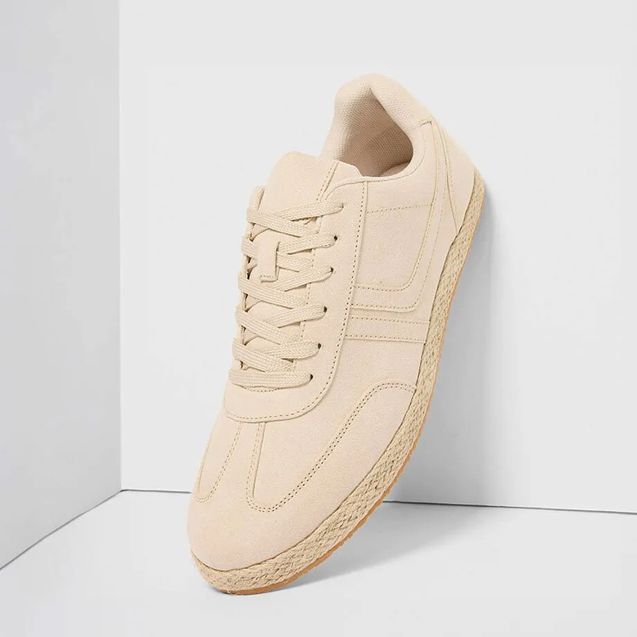 Beige sneakers med sn&oslash;ring og naturfargede s&aring;ler.
