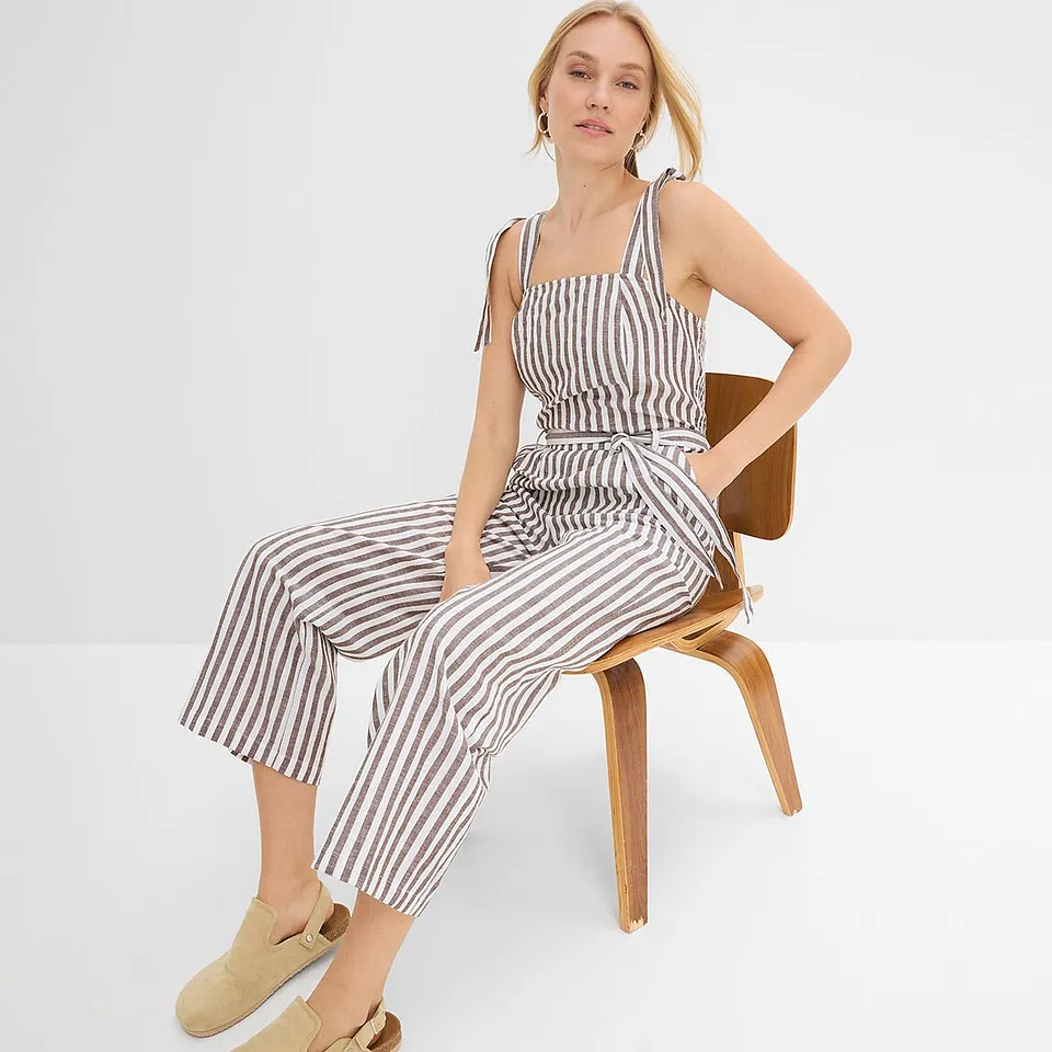 Jumpsuit med brune og hvite striper og belte.