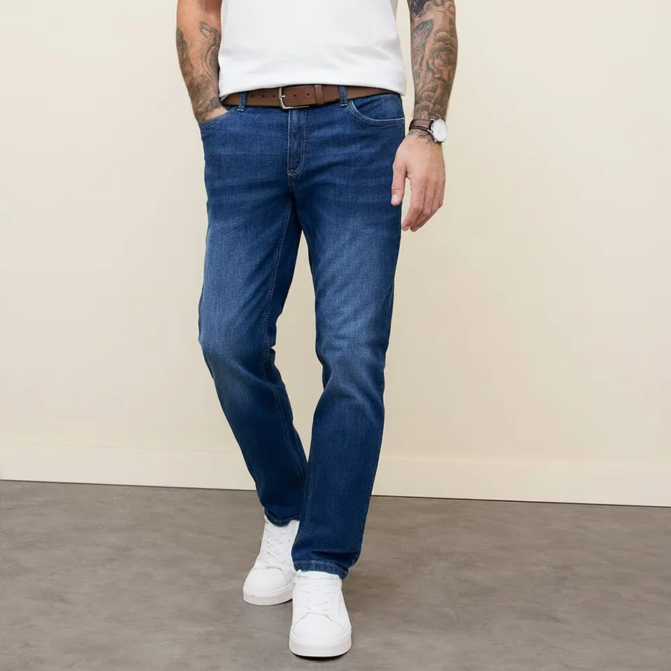 Klassisk look med hvit T-skjorte, bluejeans, brunt skinnbelte og hvite sneakers.