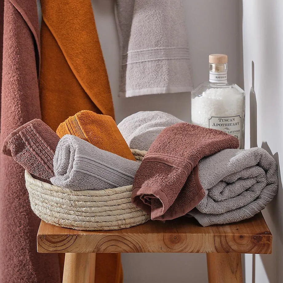 Myke h&aring;ndkl&aelig;r i varme h&oslash;stfarger &ndash; oransje, beige og gr&aring;tt perfekt kombinert.