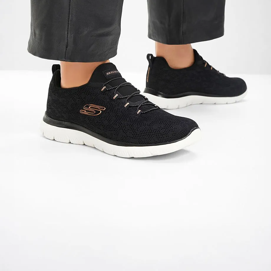 Moderne, sorte sneakers fra Skechers.
