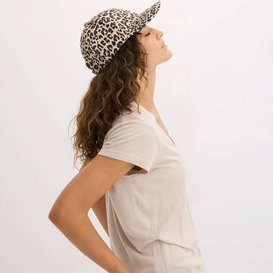 Trendy, leopardm&oslash;nstret caps og beige T-skjorte.