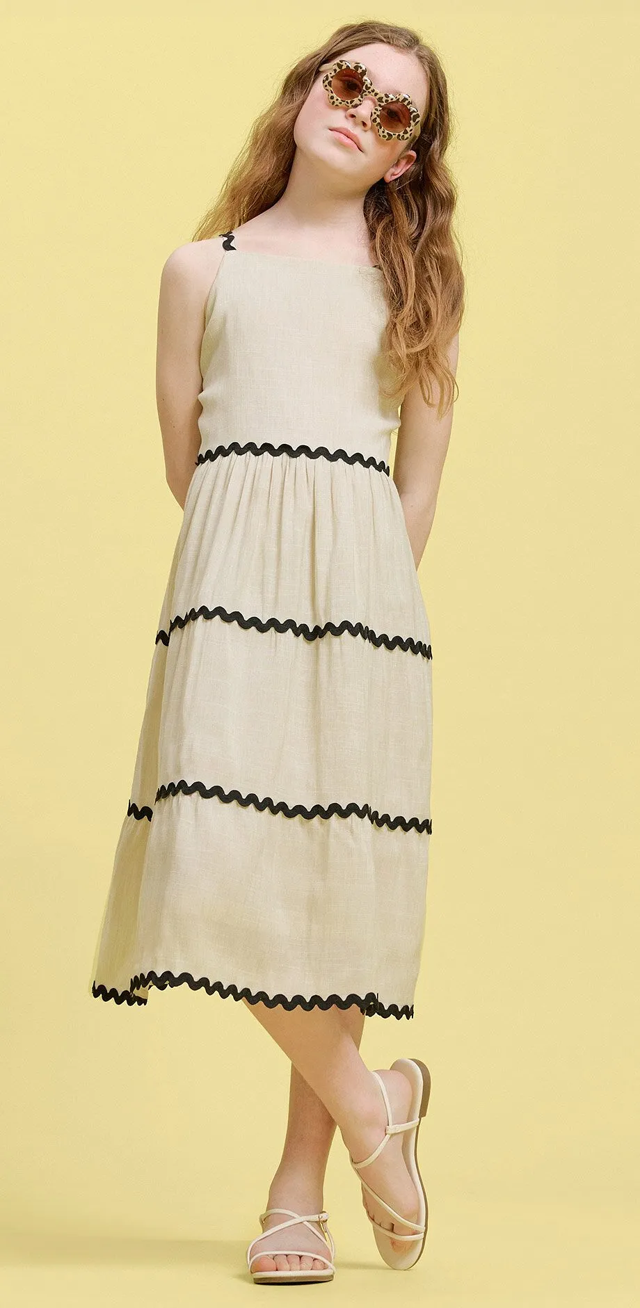 Beige sommerkjole kombinert med lyse sandaler.