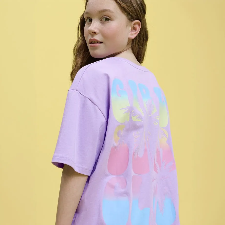 Lilla, oversized T-skjorte med flerfarget skrift p&aring; ryggen.
