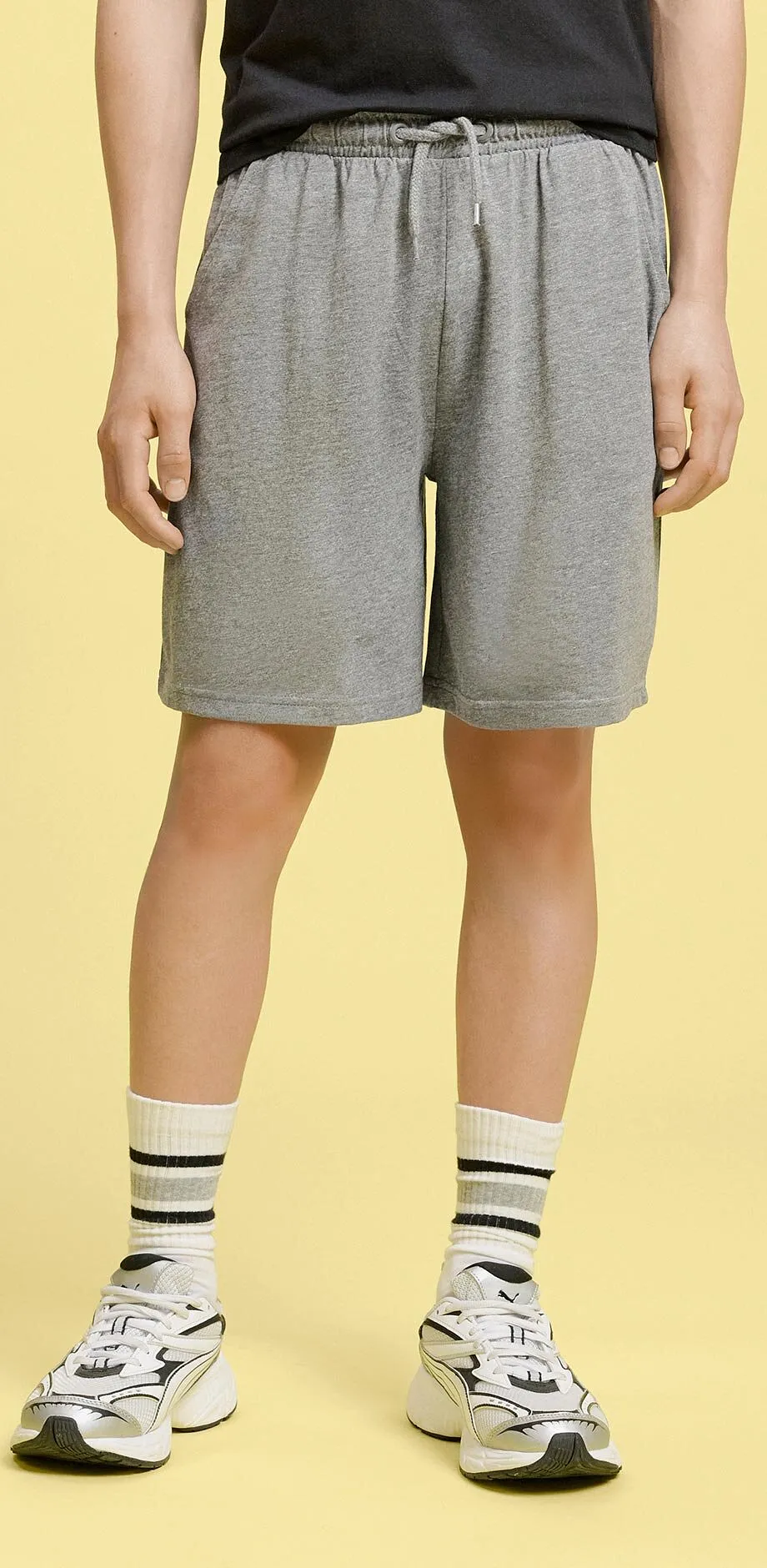 Outfit med sort shirt og gr&aring; shorts.
