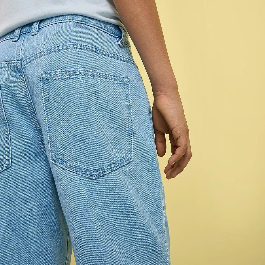 Avslappede, lysebl&aring; jeans.