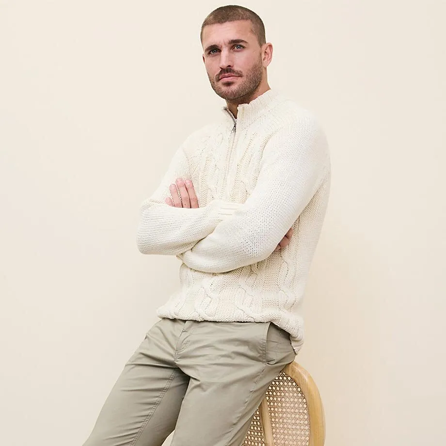 Elegant, hvit strikkegenser kombinert med beige chinos.