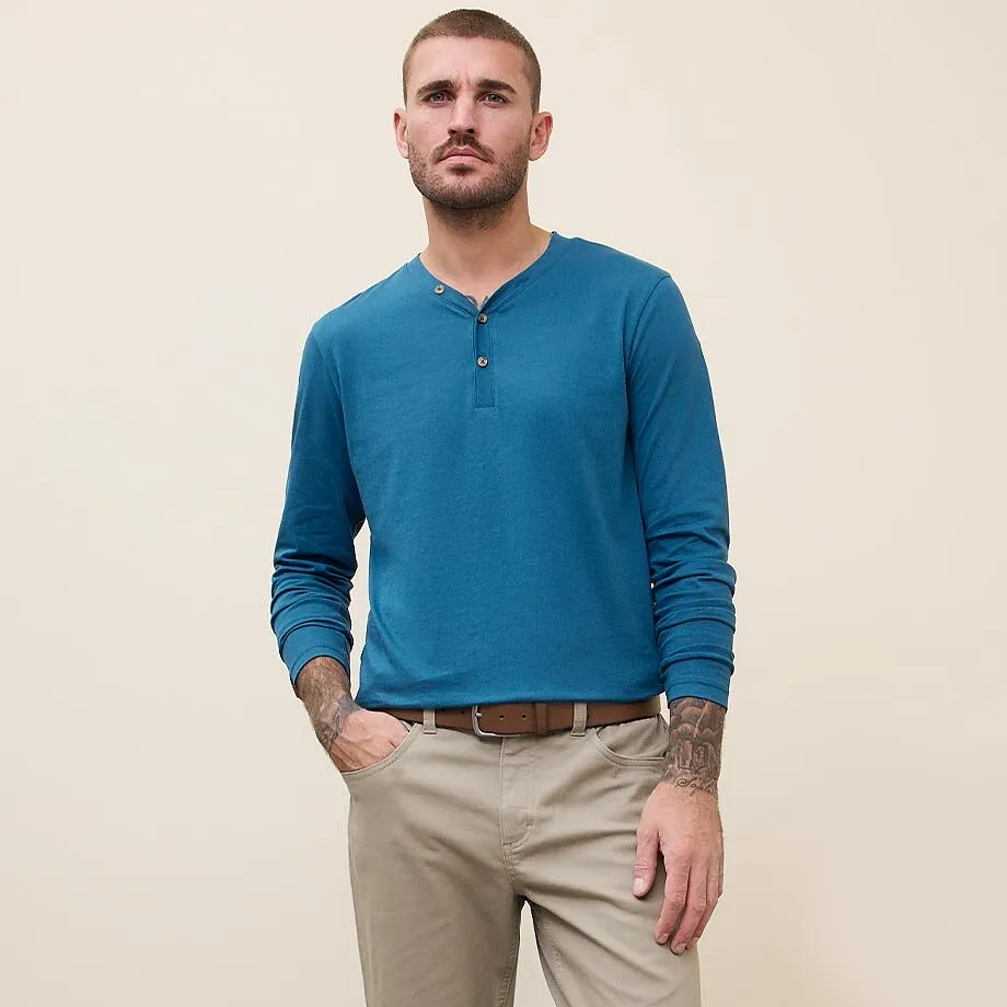 Bl&aring;, langermet shirt, beige bukse.